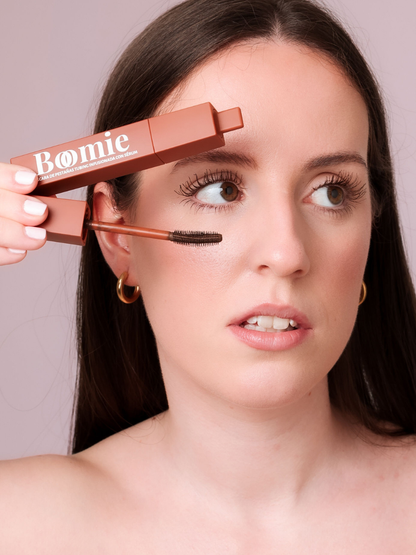 MÁSCARA DE PESTAÑAS TUBING MARRÓN INFUSIONADA CON SÉRUM